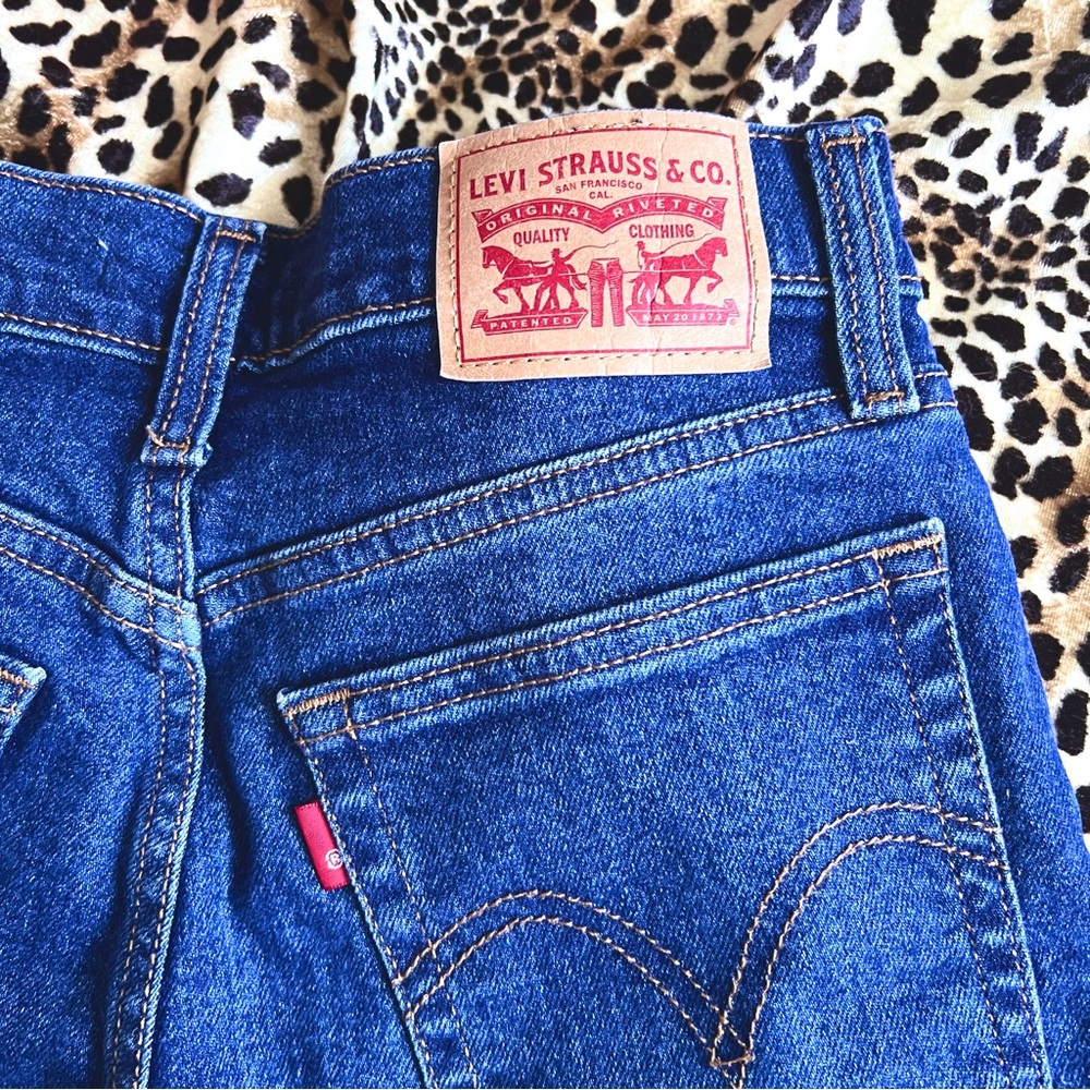 LEVI STRAUSS Vintage High-Waist Straight Leg Jeans in Blue ⋆ PRE-LOVED ⋆